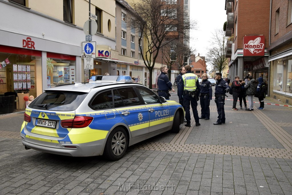 Einsatz BF Koeln Messerstecherei Koeln Porz Josefstr P23.JPG - Miklos Laubert